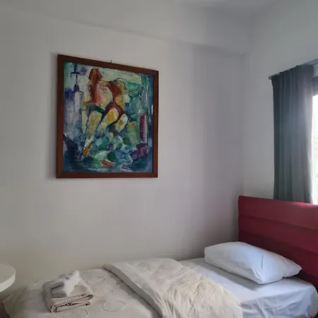Flat With Garden 5 Min To Kyrenia Castle 펜션 *
