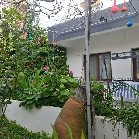 Flat With Garden 5 Min To Kyrenia Castle 펜션