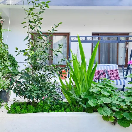 펜션 Flat With Garden 5 Min To Kyrenia Castle 키레니아